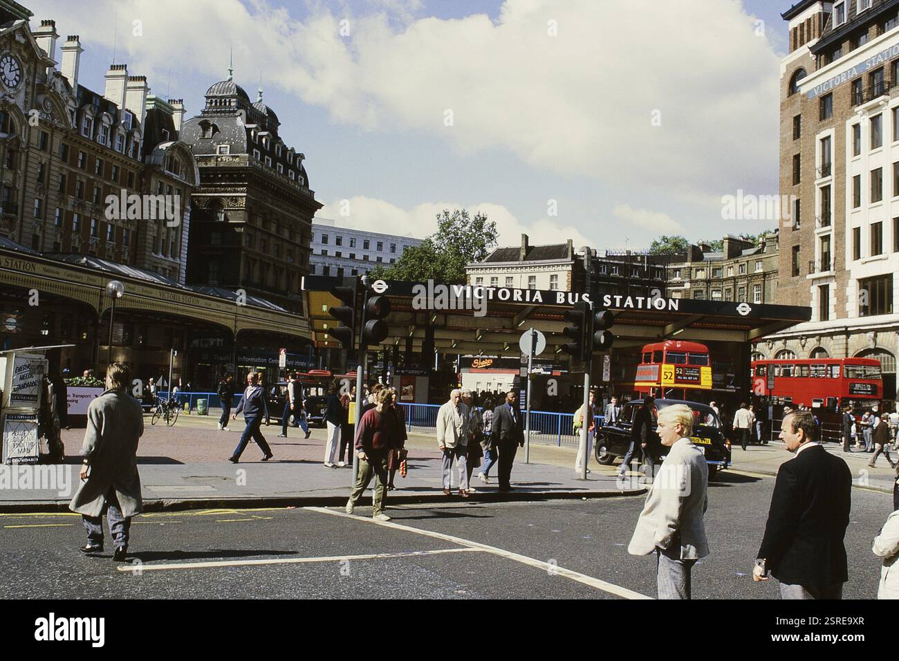 Menschen zu Fuß in der Nähe des Victoria Bus Station, London, Großbritannien, Europa Stockfoto