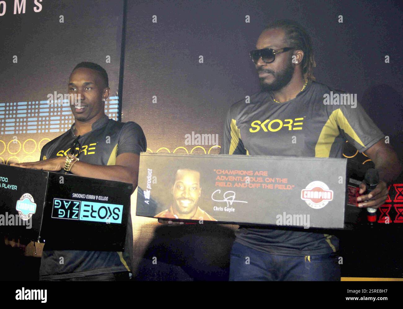 West Indies Cricket-Spieler Dwayne Bravo und Chris Gayle während der Einführung des Skore Champion Serie Kondome in Mumbai Stockfoto