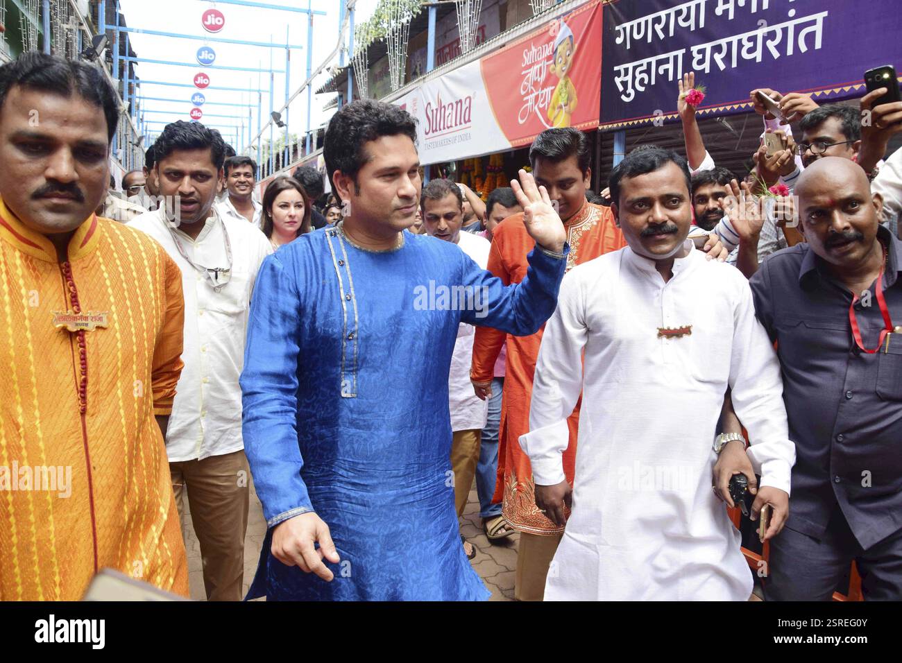 Ehemaliger Cricketspieler Sachin Tendulkar Familie besucht Lalbaugcha Raja bieten Gebet anlässlich des Ganesh Festival in Mumbai Stockfoto