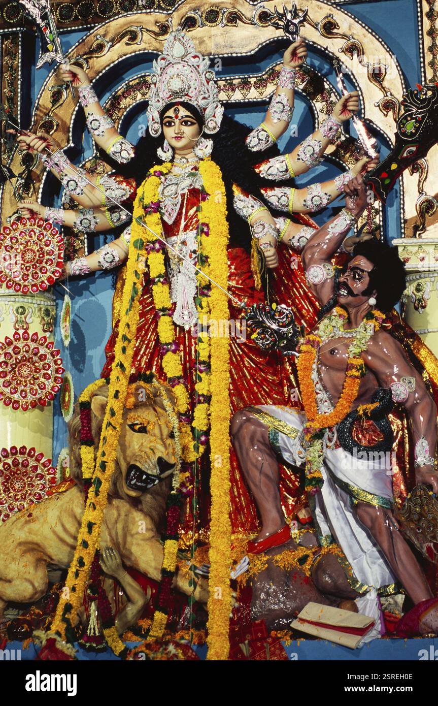 Durga Puja Festival, Göttin Idol auf Löwen, Dämon töten, bengalischen Club, Dadar, Bombay Mumbai, Maharashtra, Indien, Asien Stockfoto