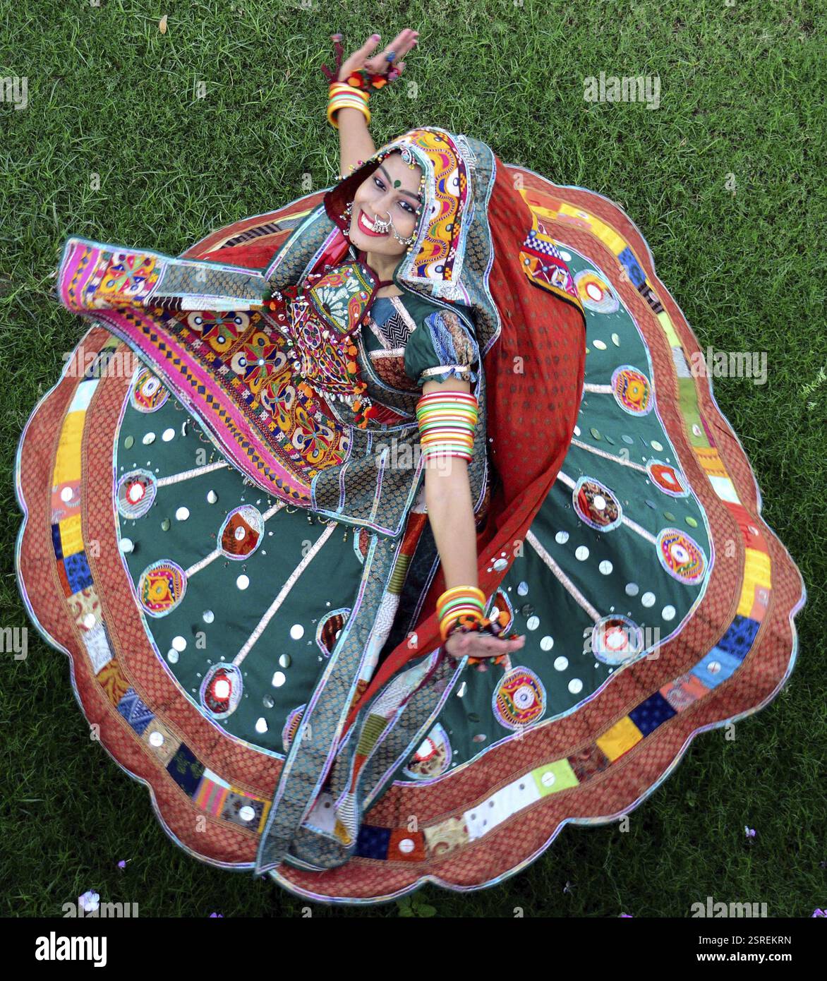 Indische Mädchen üben die Garba Tanzschritte in Vorbereitung des Navratri Festivals in Ahmedabad, Indien am September Stockfoto