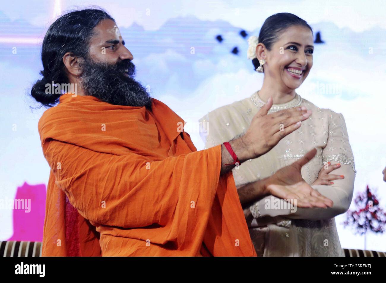 Yogalehrer Baba Ramdev und Bollywood-Schauspieler Manisha Koirala während der NDTV Youth for Change-Veranstaltung in Neu-Delhi, Indien, Asien Stockfoto