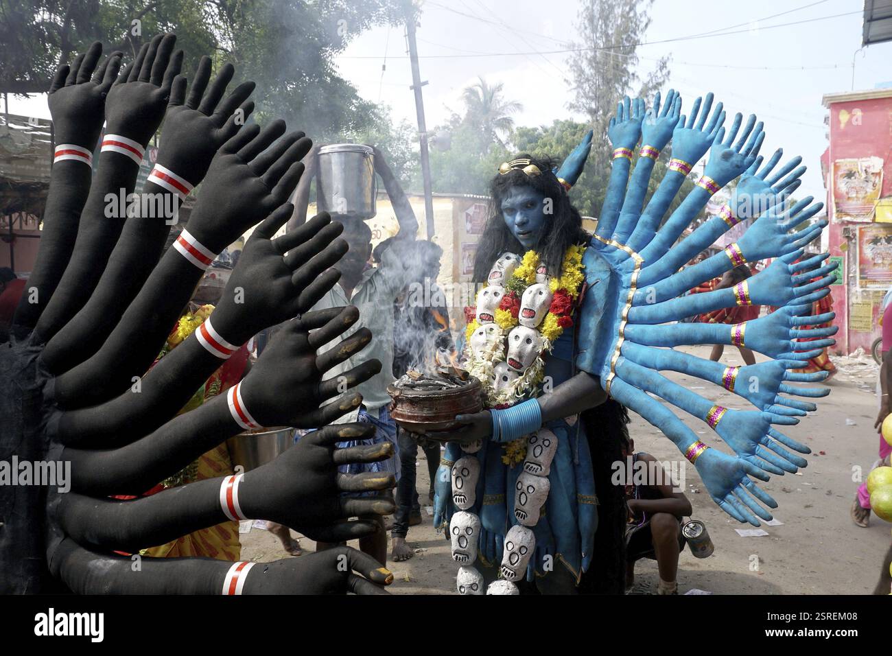 Der Mann kleidet sich als Hindu-Göttin Kali in der Nähe des Mutharamman-Tempels, Tamil Nadu, Indien, Asien Stockfoto