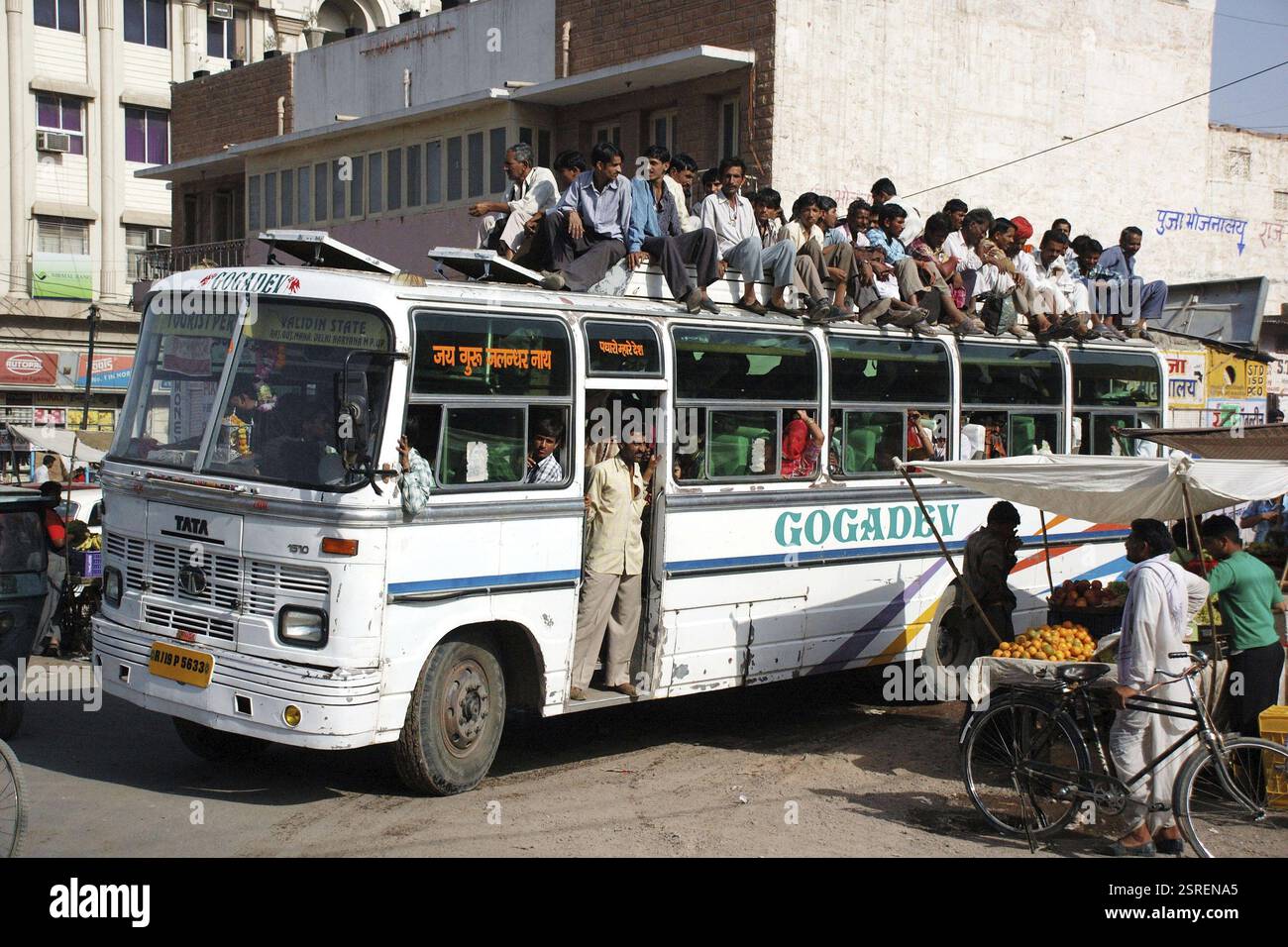 Ein überfüllter Bus, Jodhpur, Rajasthan, Indien, Asien Stockfoto