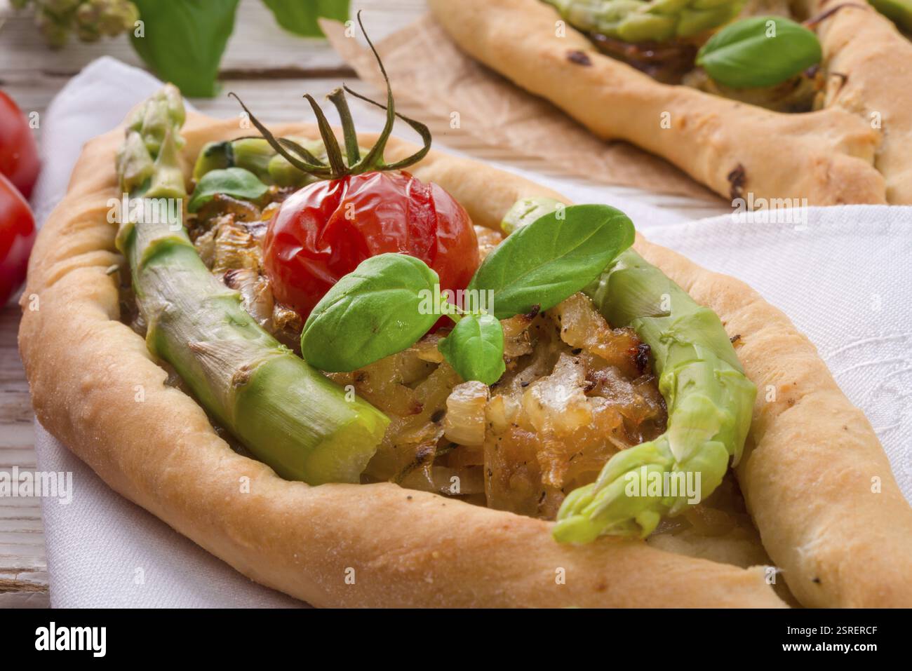 Hausgemachte Pide mit grünem Spargel Stockfoto