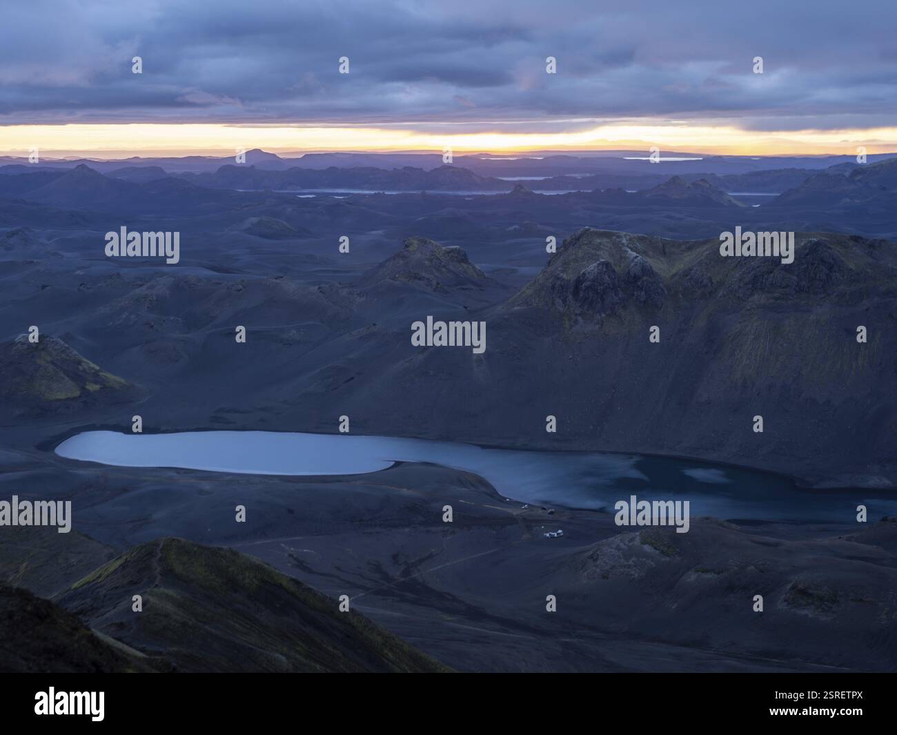 Bewölkte Stimmung und Abendlicht bei Sonnenuntergang, Blick vom Mount Sveinstindur, vulkanische Landschaft, Langisjor-See, Berge, isländisches Hochland, Island, E Stockfoto