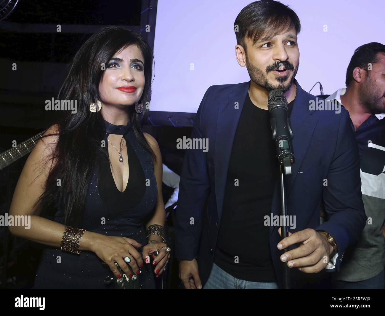 Bollywood-Schauspieler Vivek Oberoi mit Playback Sänger Shibani Kashyap am Ende des Shibani Leistung betrunken Haus-Neu-Delhi Stockfoto