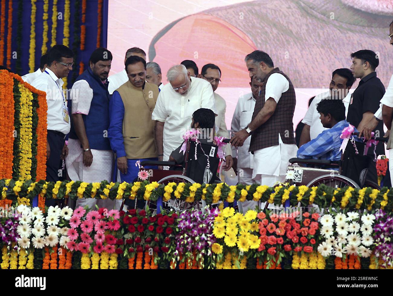 Prime Minister Narendra Modi feiert seinen 66. Geburtstag mit Divyangs, speziell behinderten Personen in Navsari in Gujarat Stockfoto