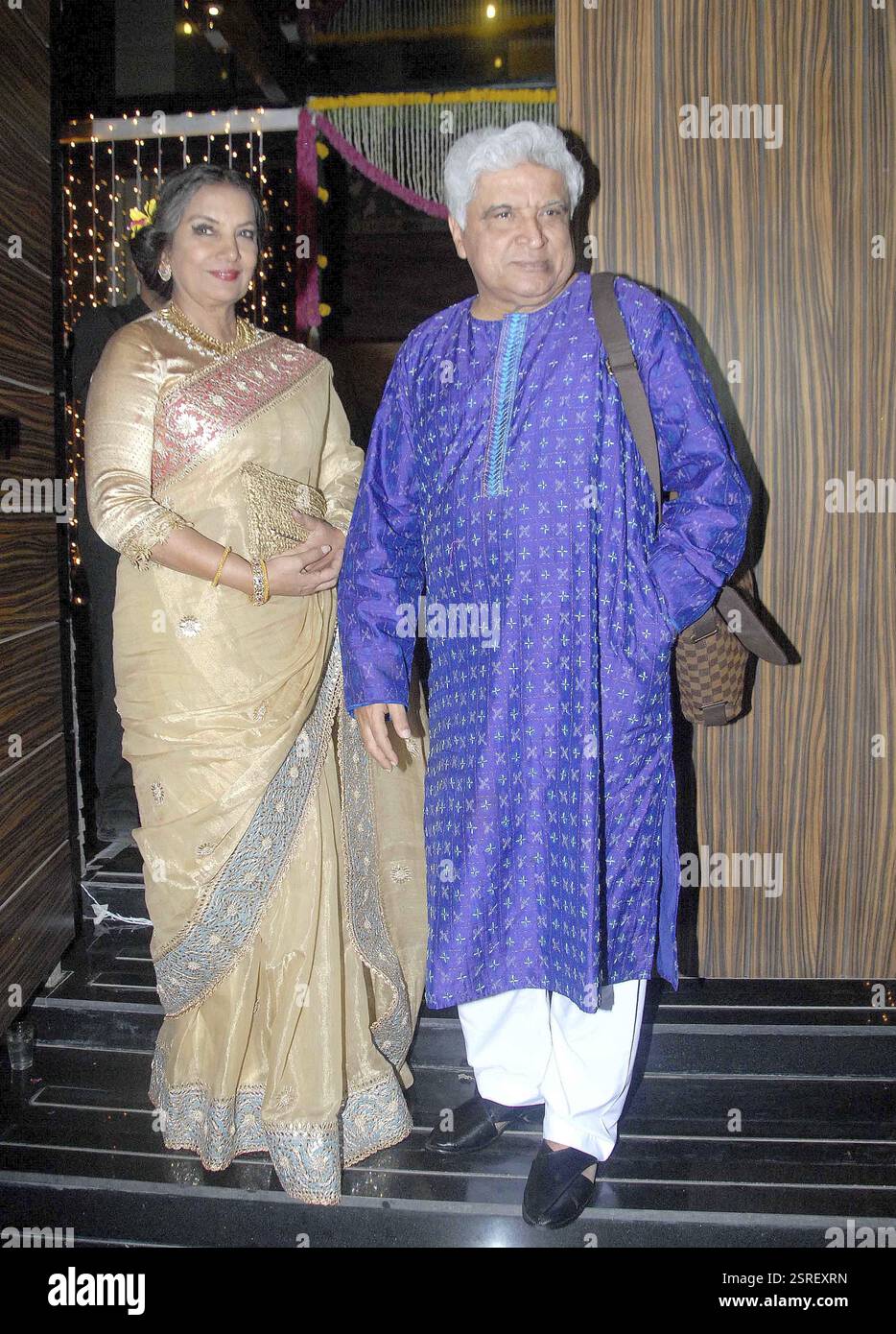 Bollywood-Texter Javed Akhtar zusammen mit seiner Frau und Shabana Azmi Schauspieler Aamir Khan Diwali-fest in Mumbai Stockfoto