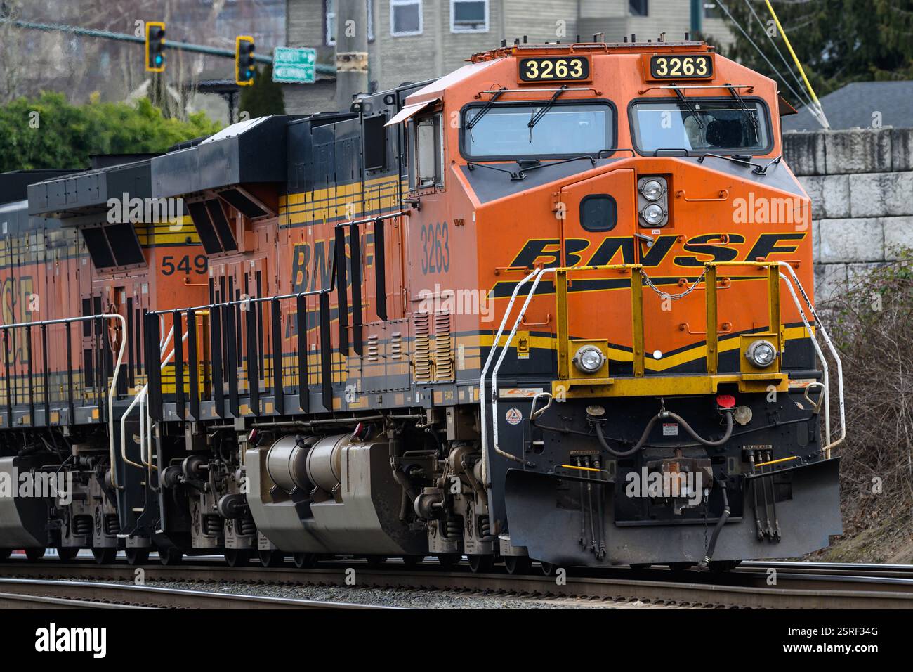 Everett, WA, USA – 15. Februar 2025; BNSF-Diesellokomotive in Nahaufnahme mit Business-Swoosh-Logo Stockfoto