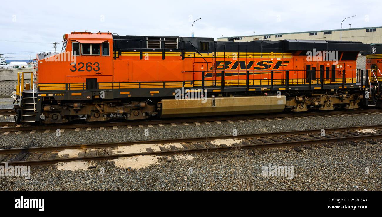 Everett, WA, USA - 15. Februar 2025; BNSF-Diesellokomotive, Seitenansicht mit Schienensandpfählen Stockfoto