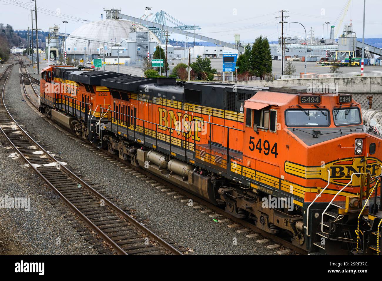 Everett, WA, USA – 15. Februar 2025; zwei BNSF-Lokomotiven im Industriegebiet Port of Everett Stockfoto