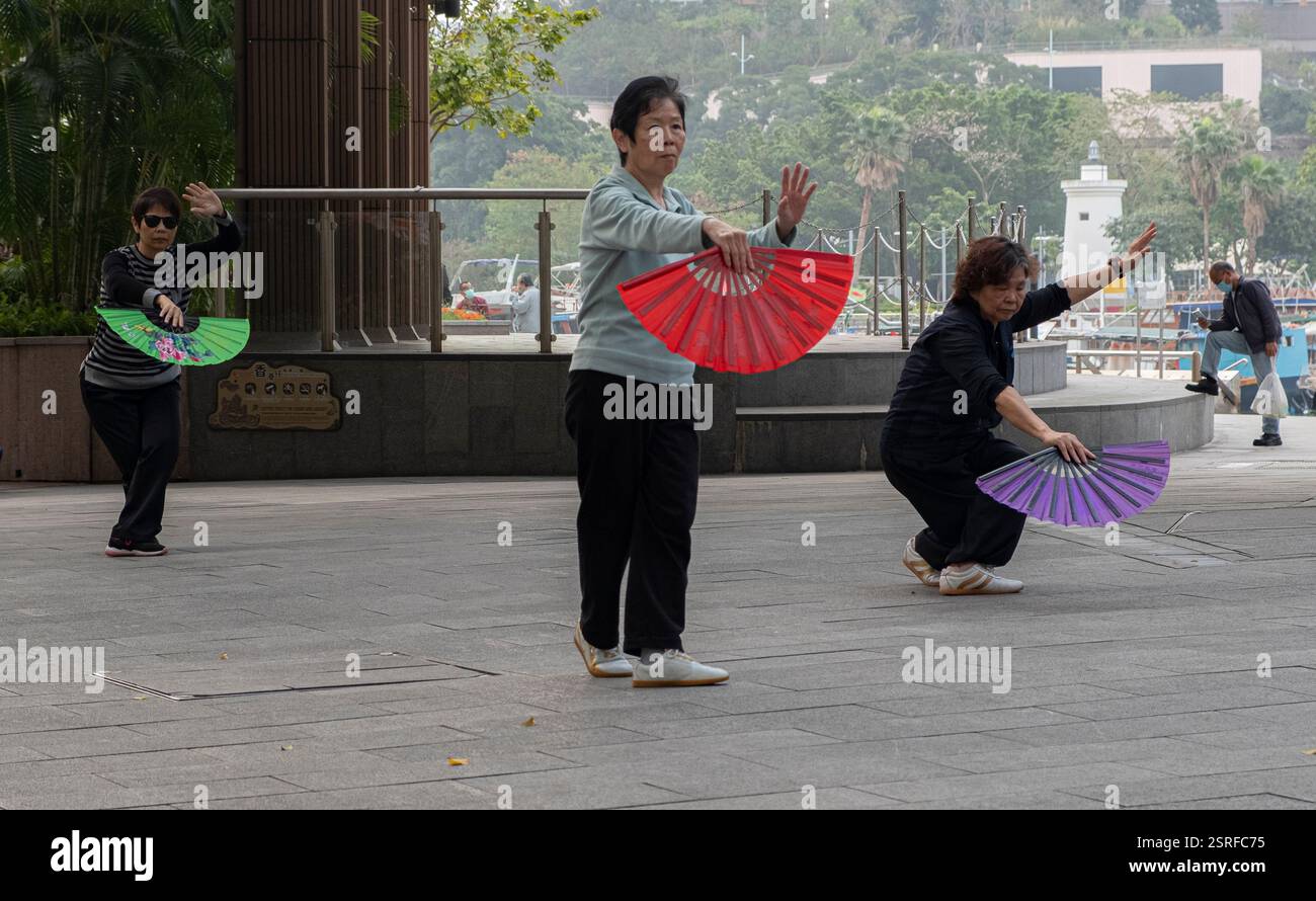 Die Tai Chi-Praxis am Morgen in Aberdeen, Süd-Hongkong. Stockfoto Die Tai Chi-Praxis am Morgen in Aberdeen, Süd-Hongkong. Stockfoto