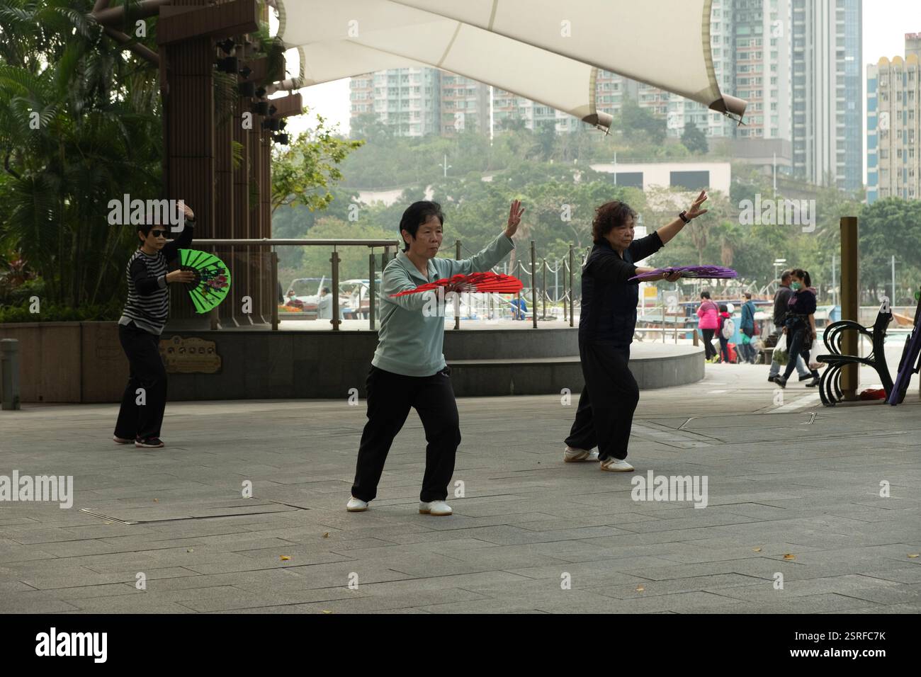 Die Tai Chi-Praxis am Morgen in Aberdeen, Süd-Hongkong. Stockfoto Die Tai Chi-Praxis am Morgen in Aberdeen, Süd-Hongkong. Stockfoto