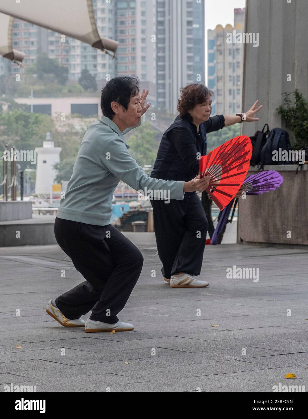 Die Tai Chi-Praxis am Morgen in Aberdeen, Süd-Hongkong. Stockfoto Die Tai Chi-Praxis am Morgen in Aberdeen, Süd-Hongkong. Stockfoto