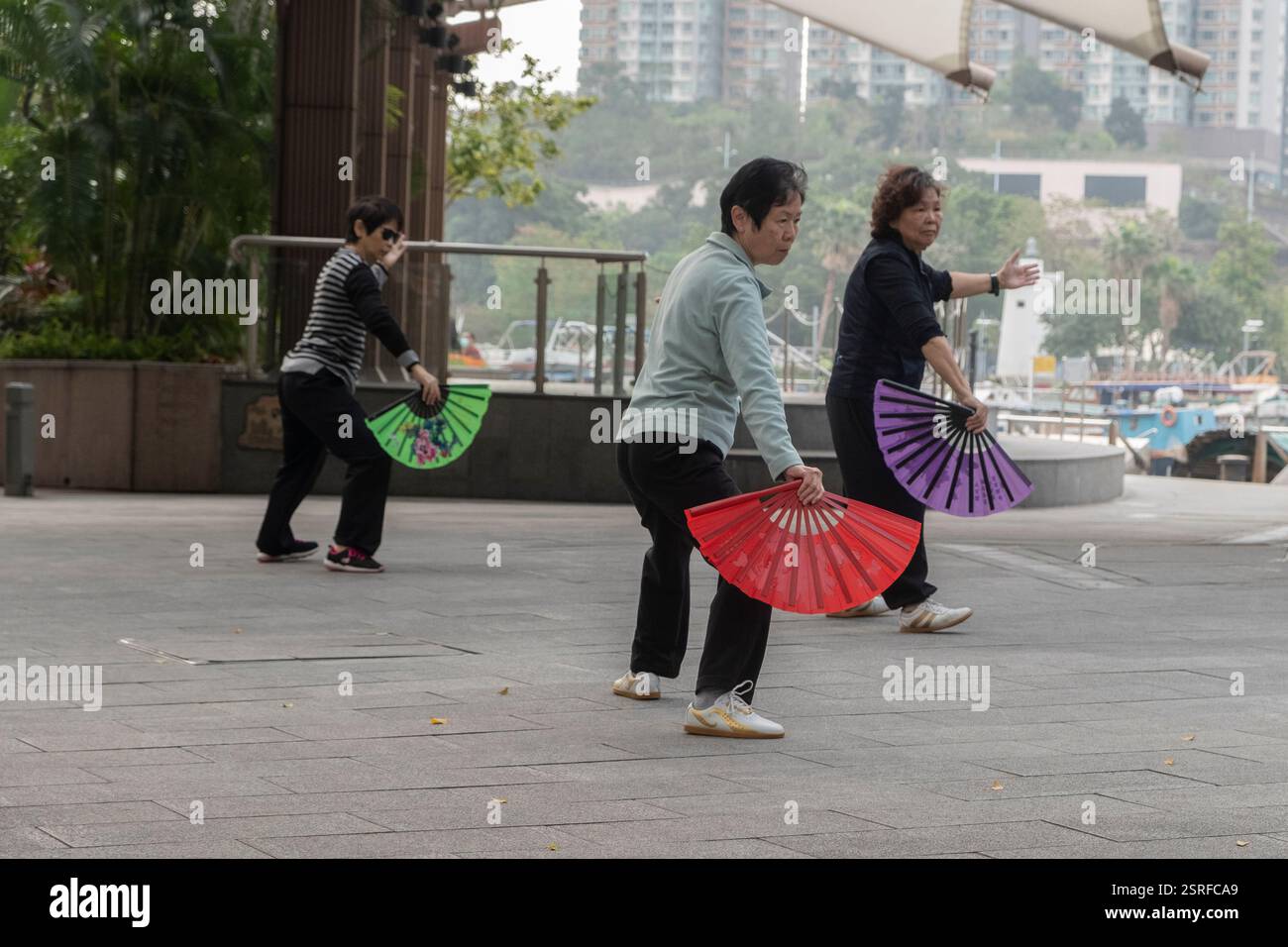 Die Tai Chi-Praxis am Morgen in Aberdeen, Süd-Hongkong. Stockfoto Die Tai Chi-Praxis am Morgen in Aberdeen, Süd-Hongkong. Stockfoto