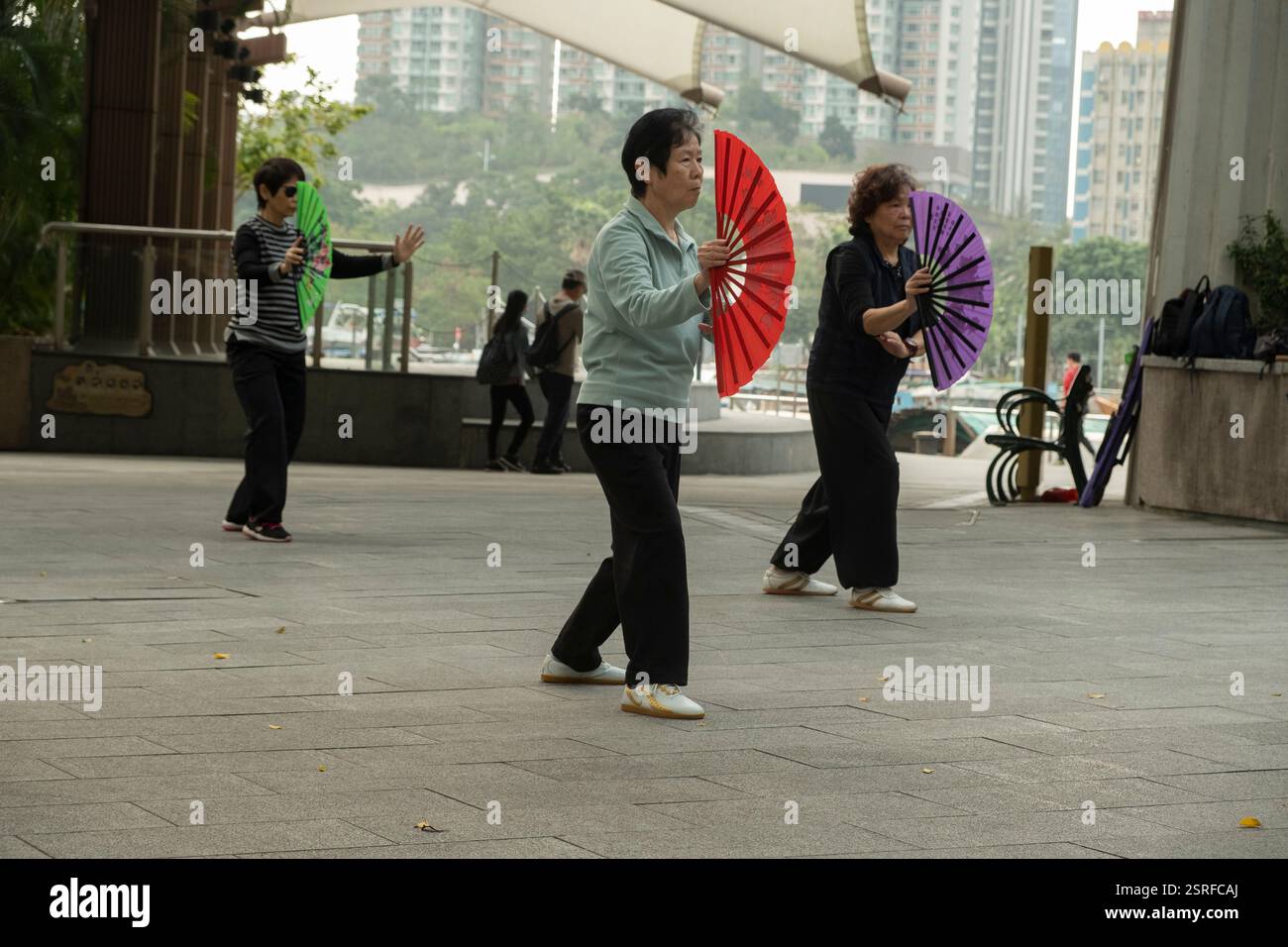 Die Tai Chi-Praxis am Morgen in Aberdeen, Süd-Hongkong. Stockfoto Die Tai Chi-Praxis am Morgen in Aberdeen, Süd-Hongkong. Stockfoto