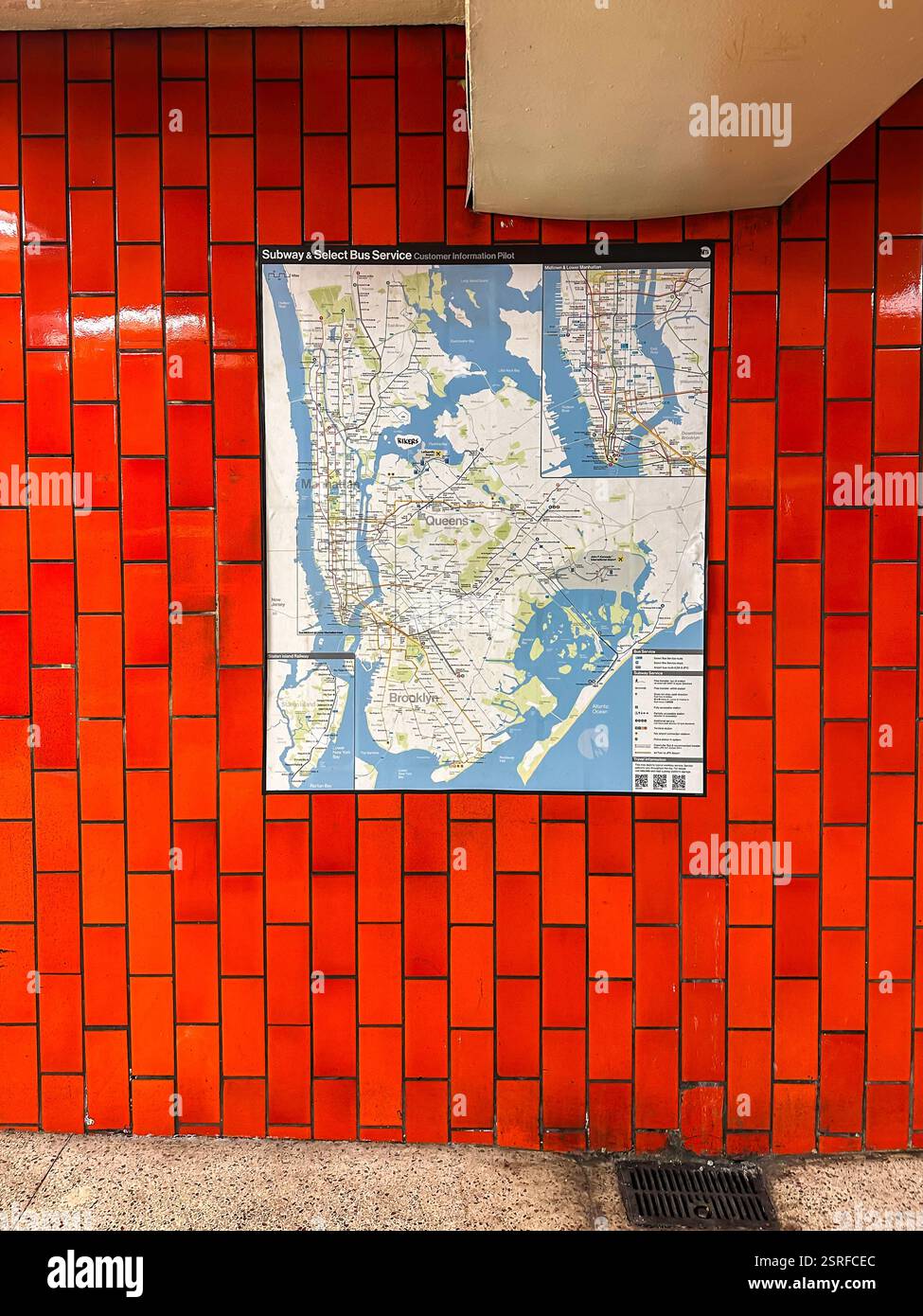 New York, NY - 1. Februar 2025: Rote Fliesenwand und Transitkarte an der U-Bahn-Station Bowling Green Stockfoto