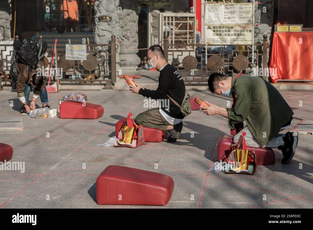 Menschen beten im Tempel der Wong Tai Sin während der Pandemie in Hongkong Stockfoto