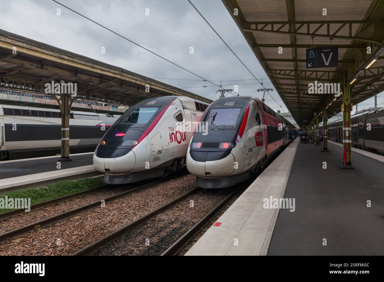 SNCF Train A grande vitesse ( TGV ) Züge am Bahnhof Paris Lyon, Frankreich, rechts ist ein TGV Lyria Euroduplex Set aus der Schweiz Stockfoto