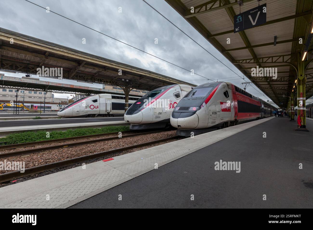 SNCF Train A grande vitesse ( TGV ) Züge am Bahnhof Paris Lyon, Frankreich, rechts ist ein TGV Lyria Euroduplex Set aus der Schweiz Stockfoto