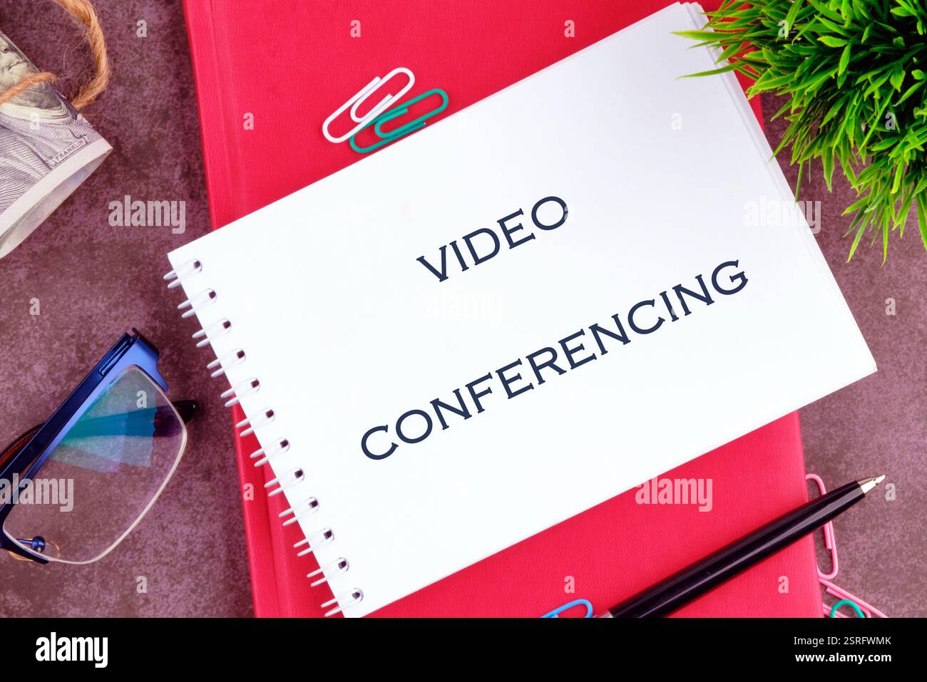 Text-Videokonferenzen auf einem weißen Notizbuchblatt. Stockfoto