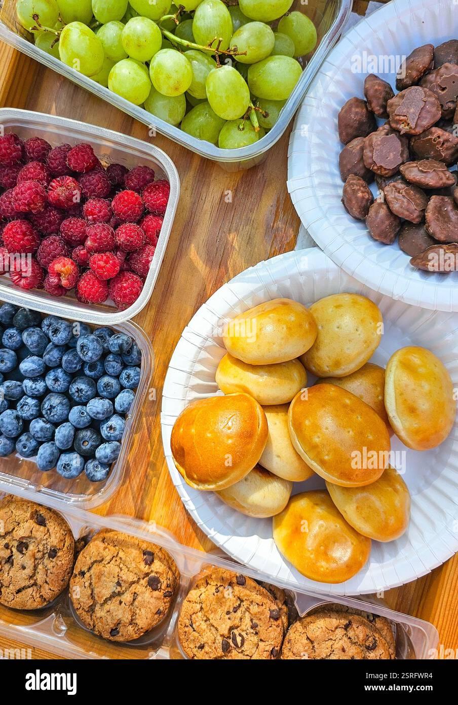 Gesunder und köstlicher Snack beim Picknick - Smartphone-aufgenommenes Stockfoto