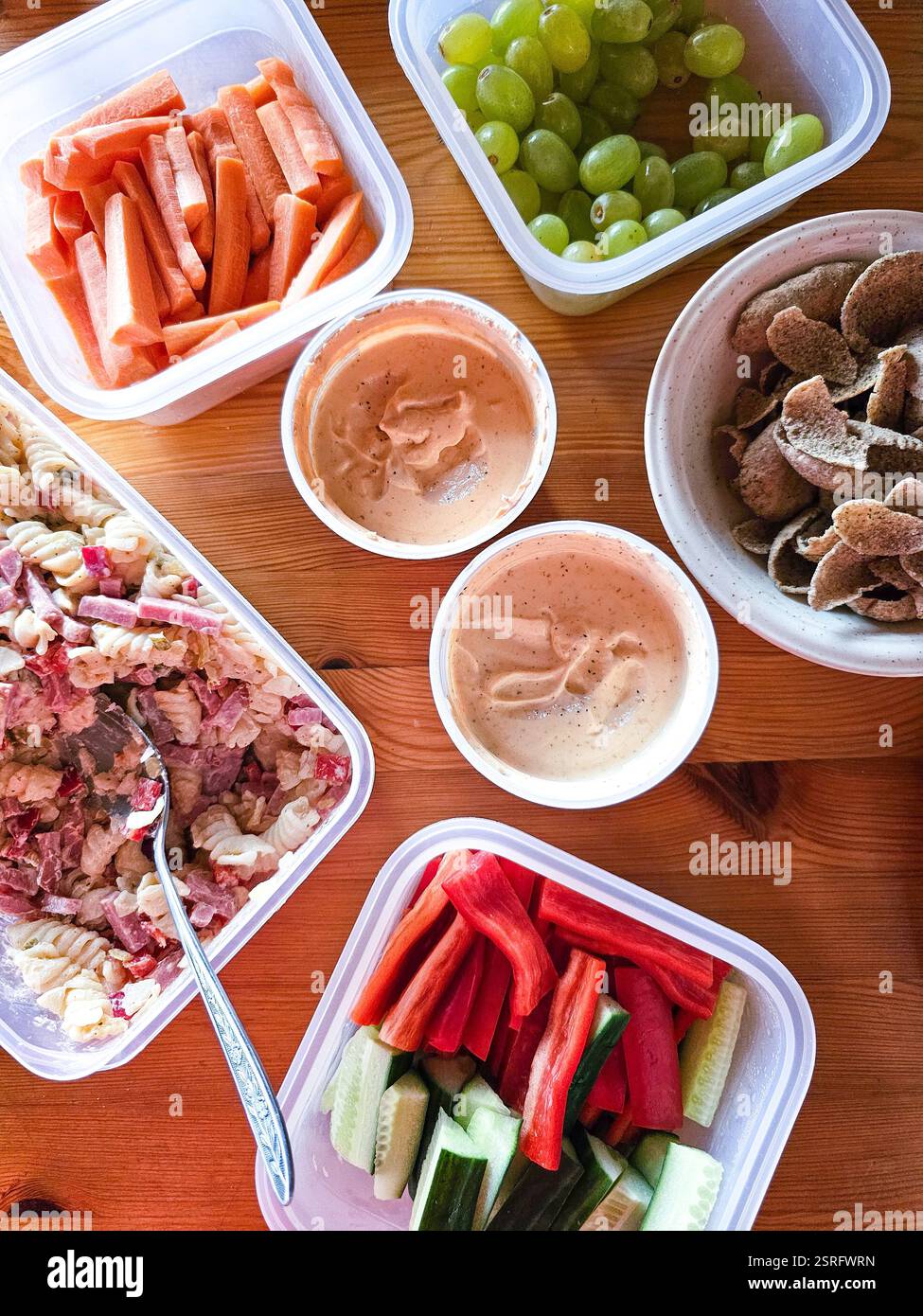 Gesunder und köstlicher Snack beim Picknick - Smartphone-aufgenommenes Stockfoto