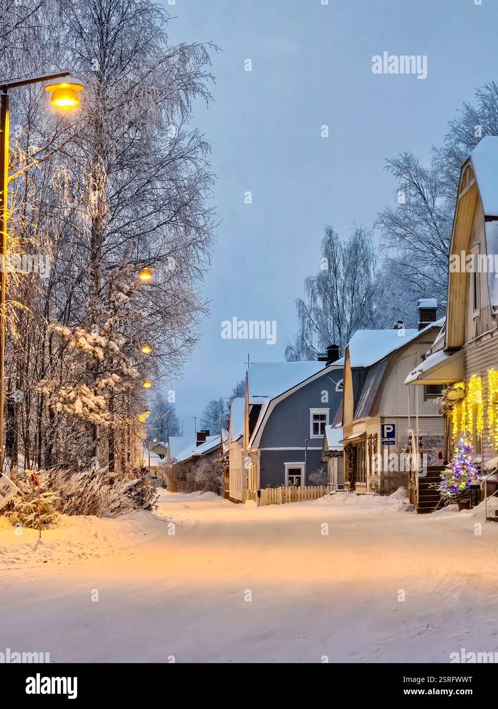 Schneebedeckte Straße in der Stadt. Blick auf die Straße im Winter. - Smartphone-aufgenommenes Stockfoto