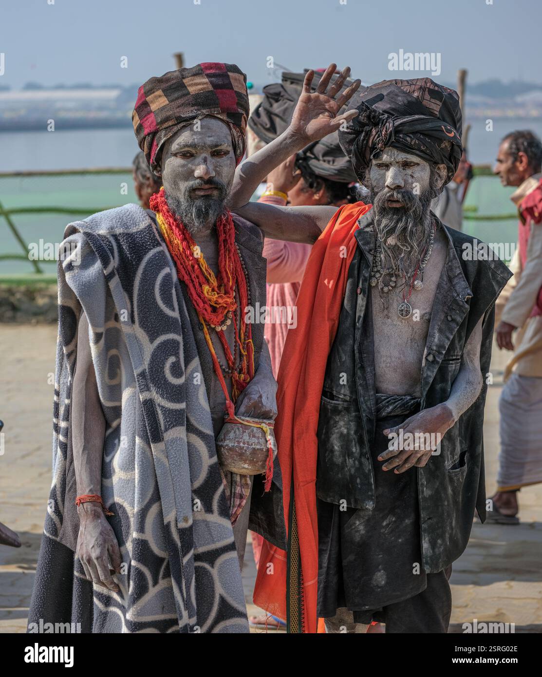 Traditionelle, mit Asche bedeckte Hinduasketiker stehen während des Maha Kumbh Mela Festivals in Prayagraj, Indien, zusammen. Stockfoto