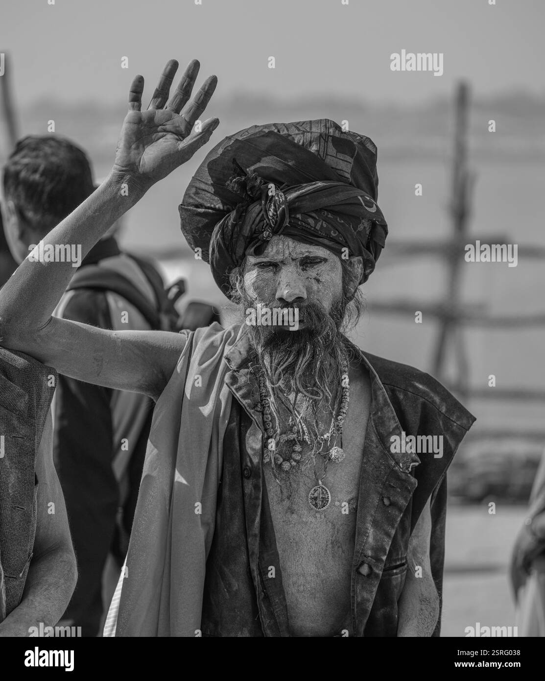 Traditionelle, mit Asche bedeckte Hindus posierten während des Maha Kumbh Mela Festivals in Prayagraj, Indien. Stockfoto