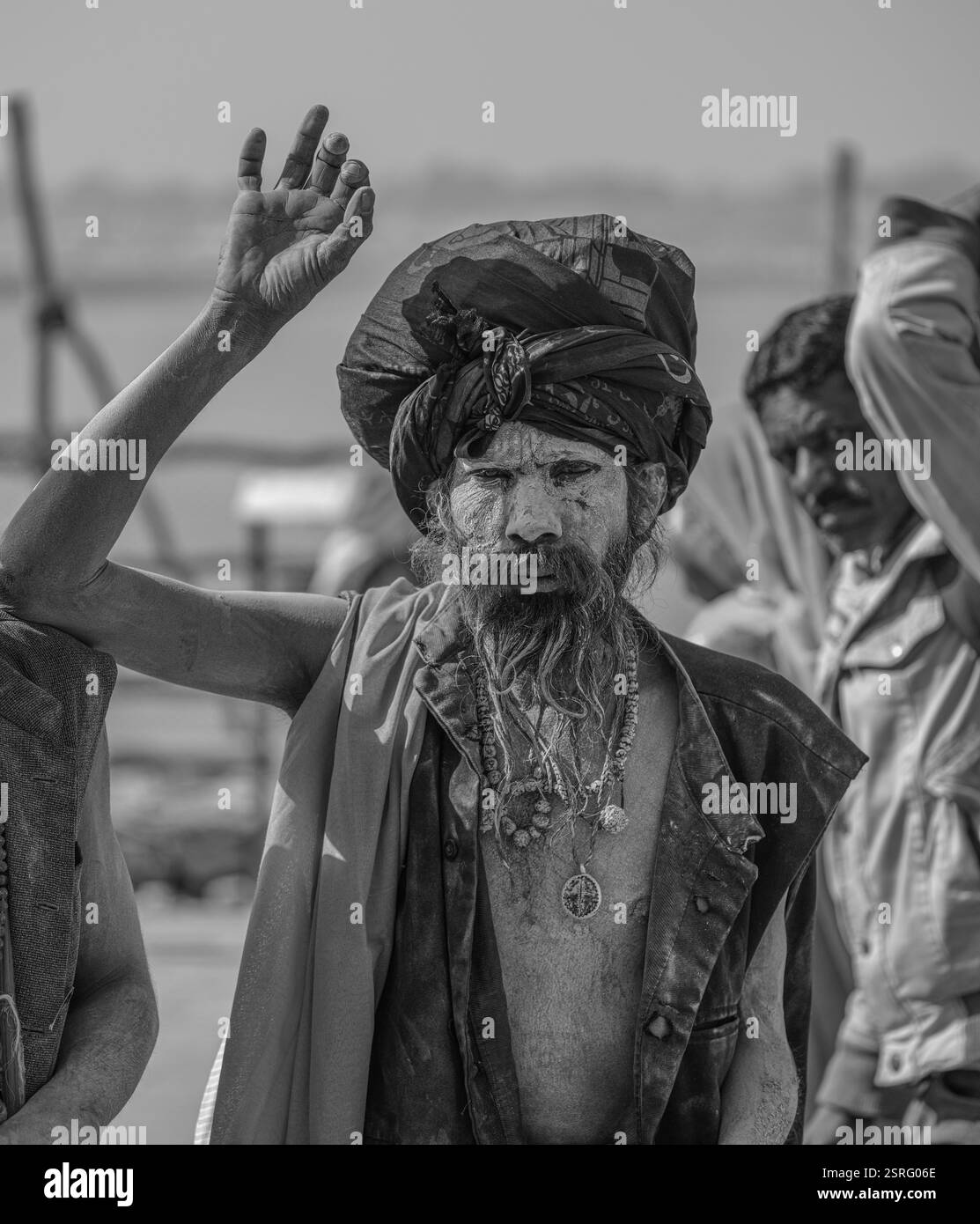 Traditionelle, mit Asche bedeckte Hindus posierten während des Maha Kumbh Mela Festivals in Prayagraj, Indien. Stockfoto