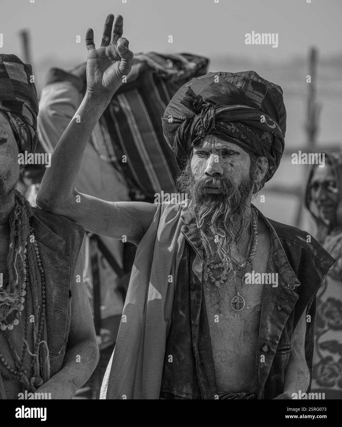 Traditionelle, mit Asche bedeckte Hindus posierten während des Maha Kumbh Mela Festivals in Prayagraj, Indien. Stockfoto