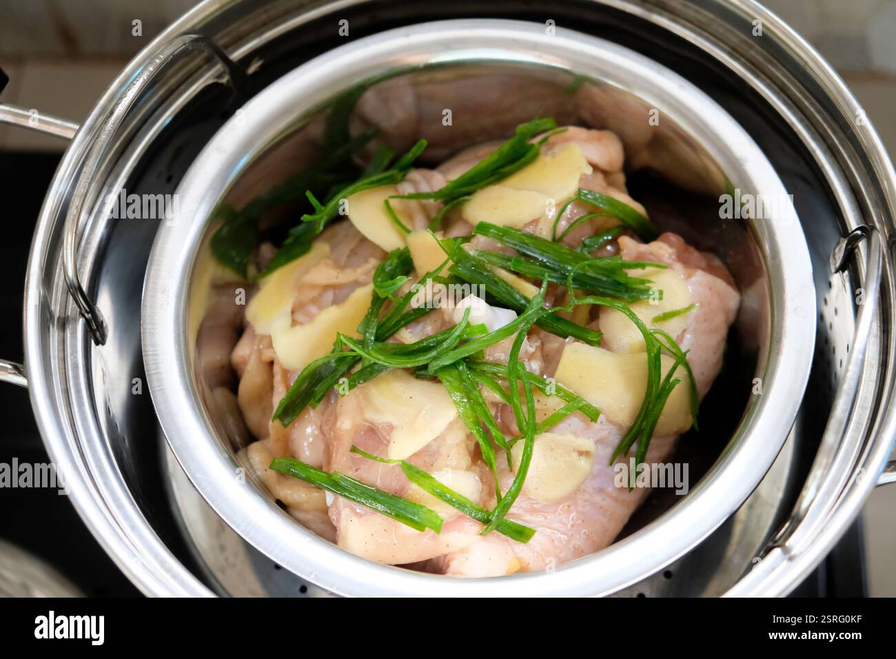Gedämpftes Ingwerhuhn mit Frühlingszwiebelöl kochen. Stockfoto