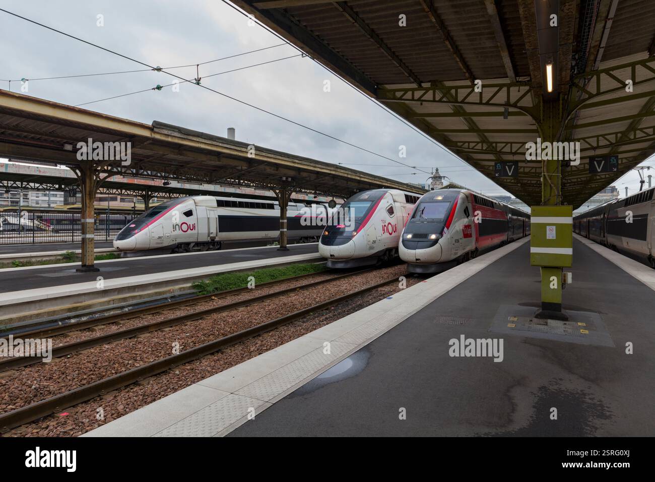 SNCF Train A grande vitesse ( TGV ) Züge am Bahnhof Paris Lyon, Frankreich, rechts ist ein TGV Lyria Euroduplex Set aus der Schweiz Stockfoto