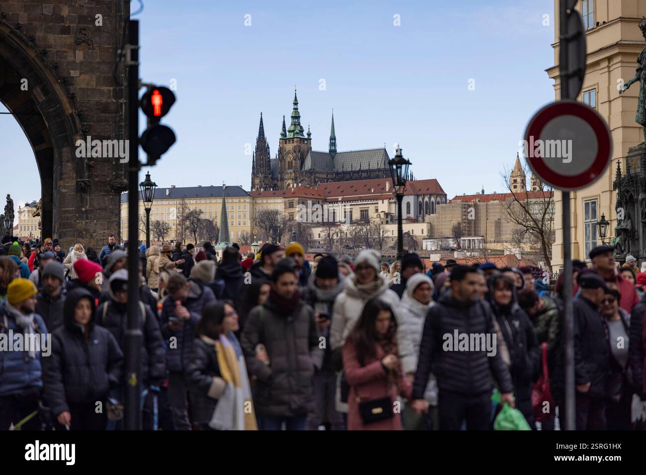 Prag Winter 2025 15022025 - Zahlreiche Touristen besuchen jedes Jahr die Stadt Blick ueber die Moldau in Prag auf den Hradcany Hradschin, die Burgstadt mit Prager Burg. Die Prager Burg mit Veitsdom ist Sitz des tschechischen Praesidenten und ein beliebtes Ziel für Touristen. Historisch wurde sie durch den Prager Fenstersturz zu Beginn des 30-jaehrigen Krieges beruehmt. Im Vordergrund befindet sich die Karlsbruecke. Prag Prag Tscheschiche Republik *** Prag Winter 2025 15022025 zahlreiche Touristen besuchen die Stadt jedes Jahr Blick über die Moldau in Prag auf die Hradcany Hradschin, die Burg zu Stockfoto