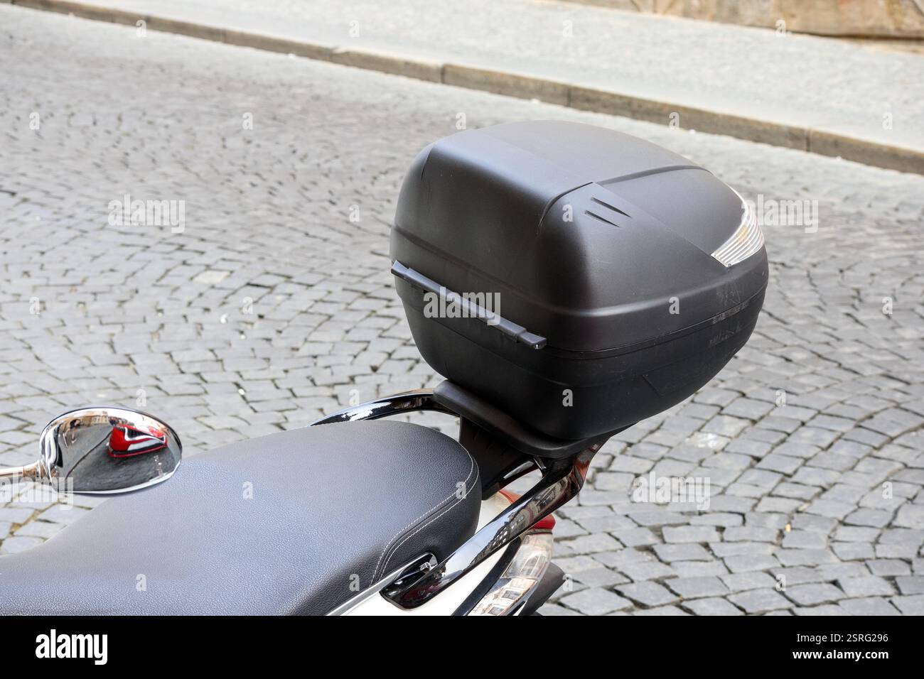 Schwarzer Motorradkoffer. Stockfoto