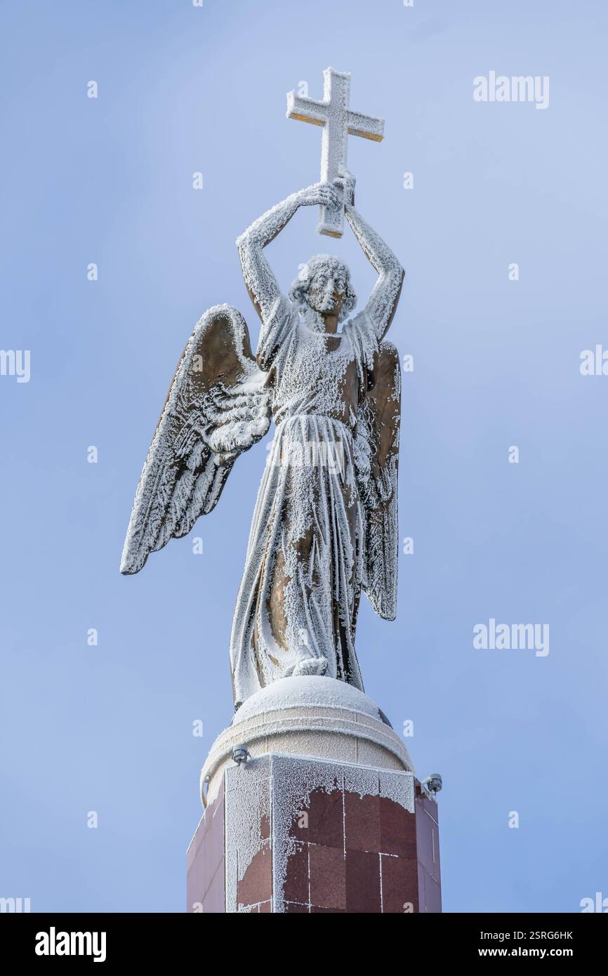 Der Schutzengel mit christlichem Kreuz Denkmal in der Innenstadt von Stavropol, Russland (Bult 2002 von G. Kartunow). Stockfoto