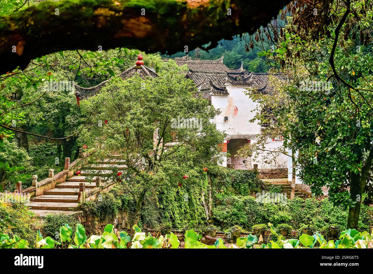 Steinbrücke und altes Gebäude im 1000 Jahre alten Guodong Ancient Village, Wuyi County, Jinhua Stadt, Provinz Zhejiang, China. Stockfoto