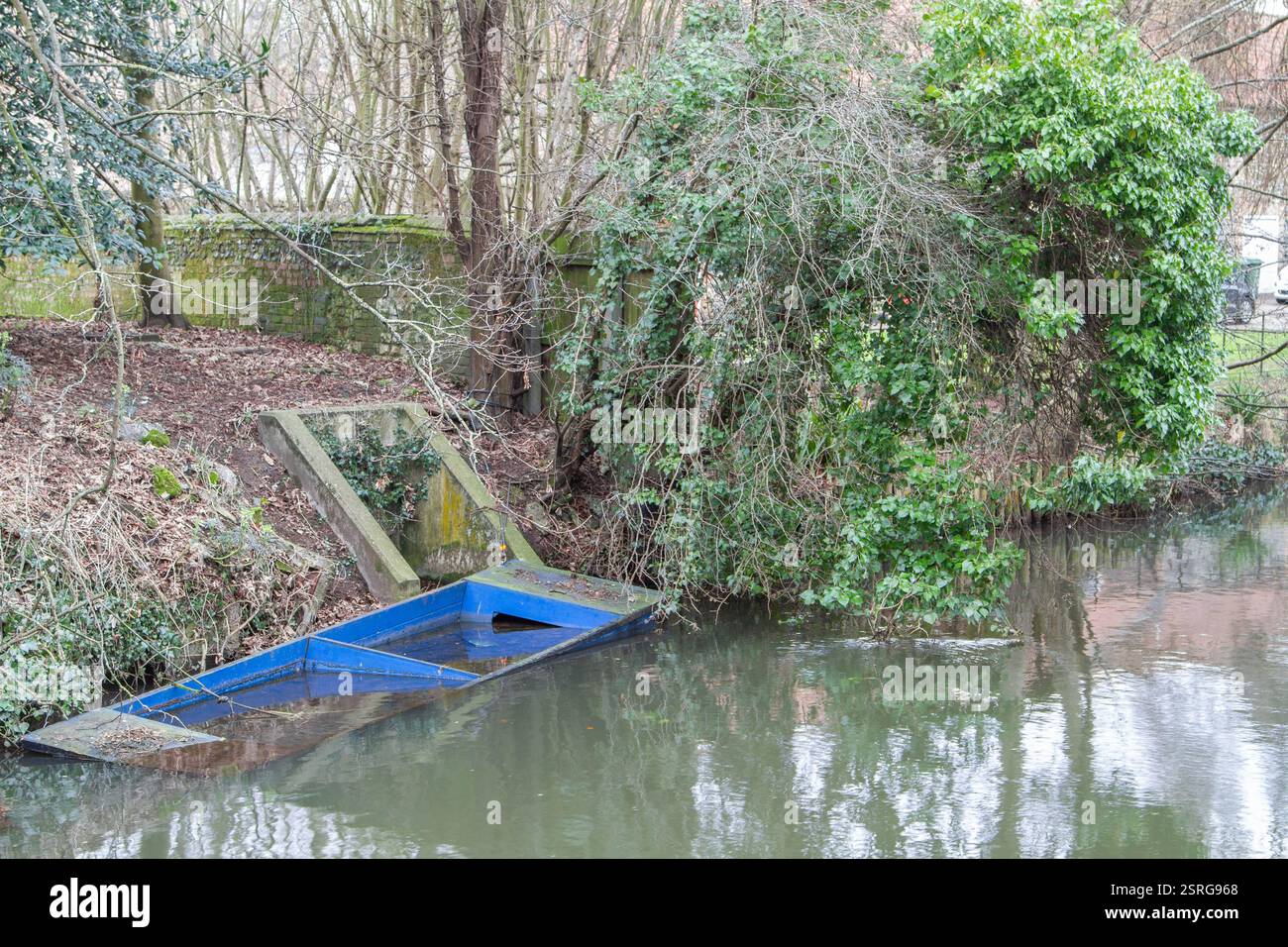 Untergetauchter Punt auf dem Fluss in Thetford Stockfoto