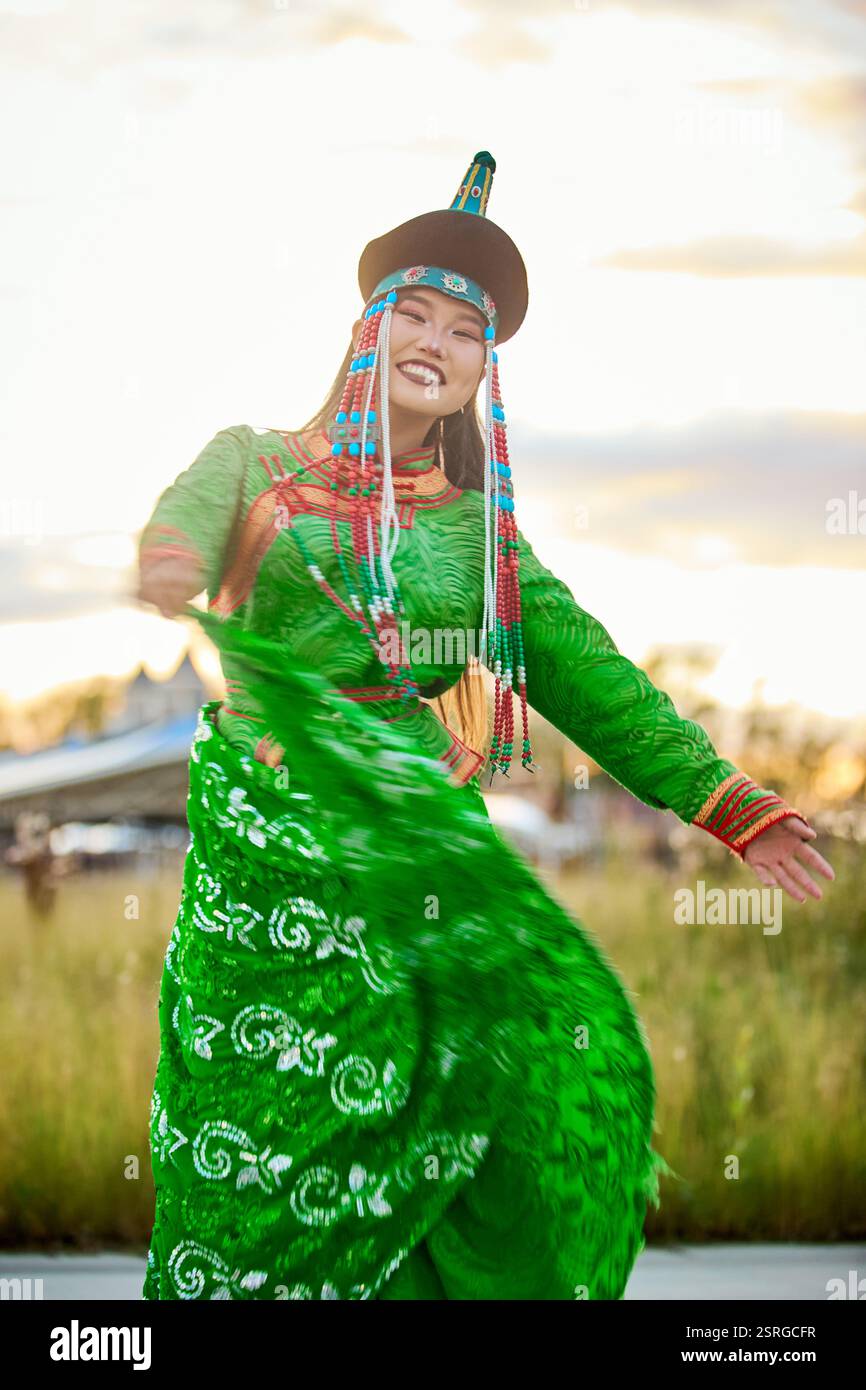 Traditionelle ethnische Frau in grüner Tracht Stockfoto