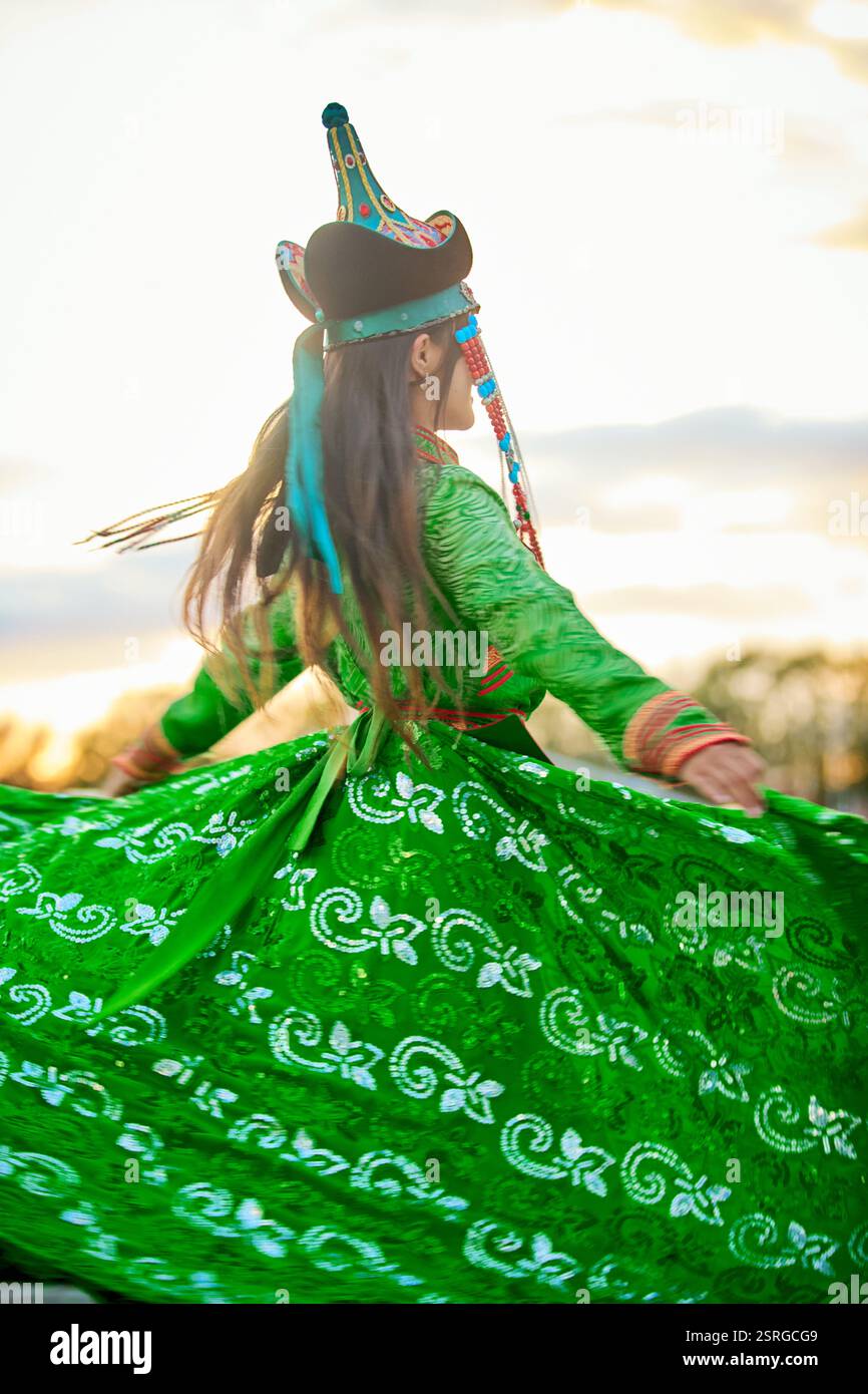 Traditionelle ethnische Frau in grüner Tracht Stockfoto