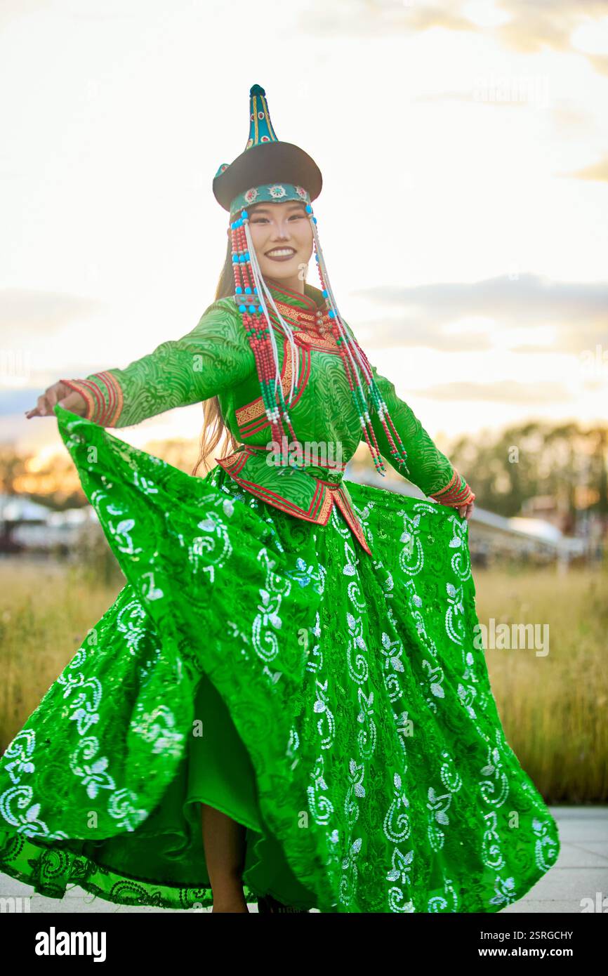 Traditionelle ethnische Frau in grüner Tracht Stockfoto