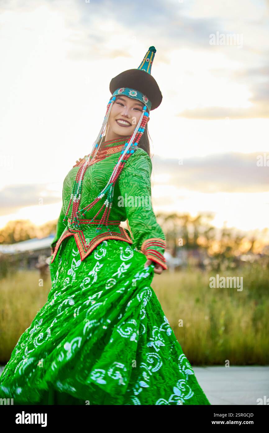 Traditionelle ethnische Frau in grüner Tracht Stockfoto