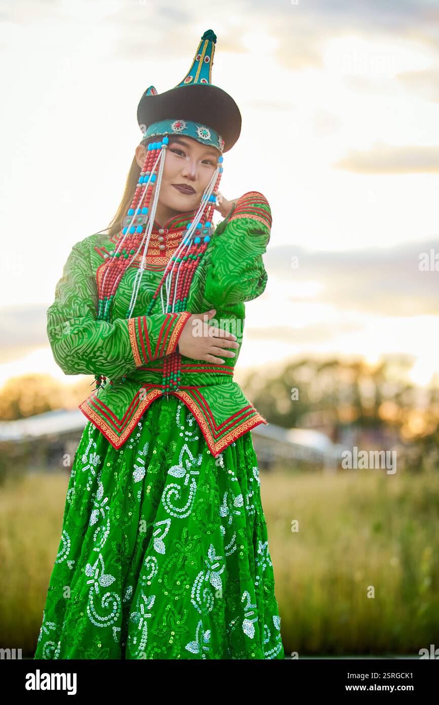 Traditionelle ethnische Frau in grüner Tracht Stockfoto