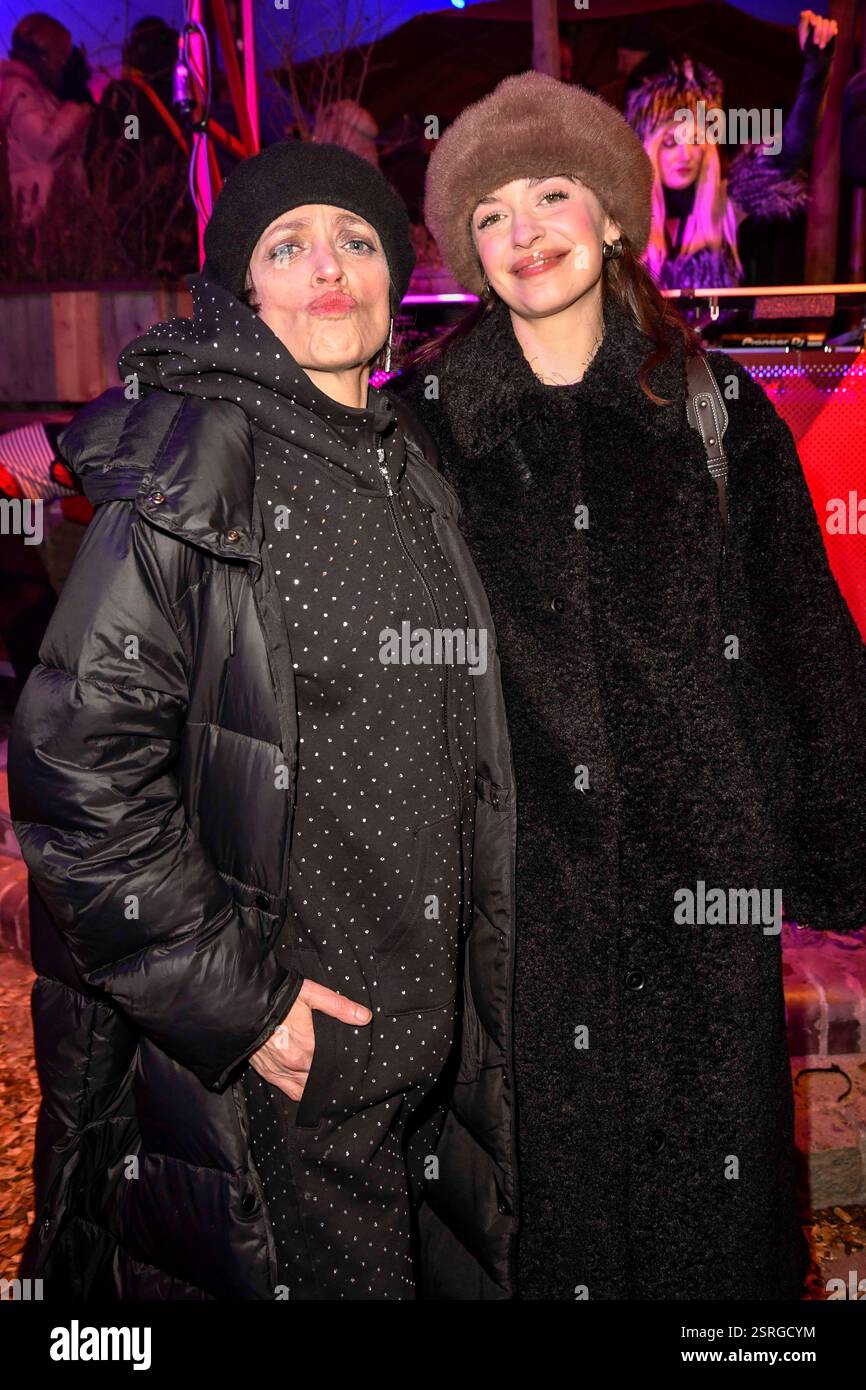 Anna Thalbach und Nellie Thalbach Mutter tochter Schauspielerin zu Gast auf der Medienboard Party im Holzmarkt in Berlin auf den 75.Internationale Filmfestspiele am 15.02.2025 in Berlin Deutschland *** Anna Thalbach und Nellie Thalbach Mutter-Tochter-Schauspielerinnen als Gäste auf der Medienboard Party am Holzmarkt in Berlin beim 75. Internationalen Filmfestival Berlin am 15. Februar 2025 in Berlin Berlin Stockfoto