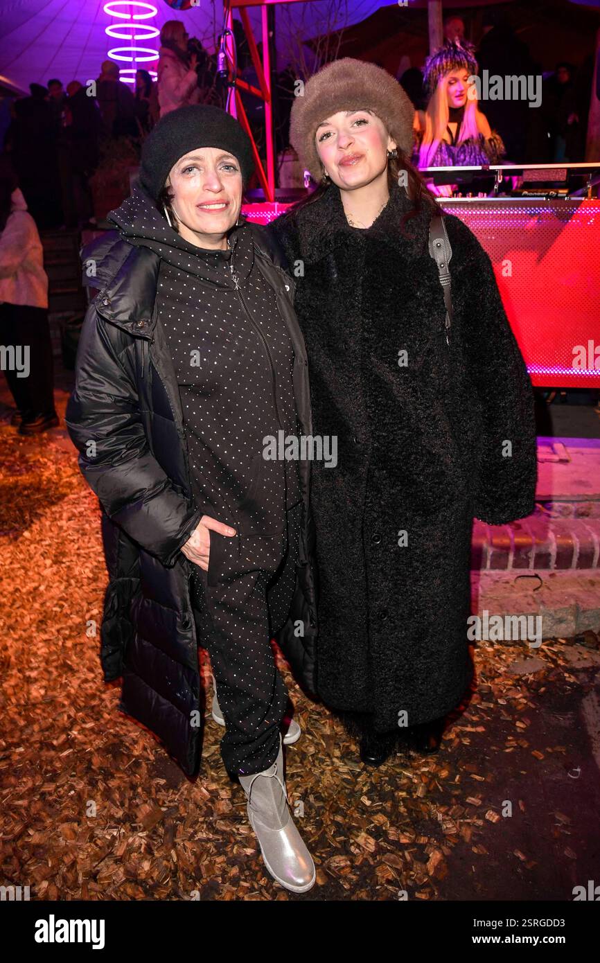 Anna Thalbach und Nellie Thalbach Mutter tochter Schauspielerin zu Gast auf der Medienboard Party im Holzmarkt in Berlin auf den 75.Internationale Filmfestspiele am 15.02.2025 in Berlin Deutschland *** Anna Thalbach und Nellie Thalbach Mutter-Tochter-Schauspielerinnen als Gäste auf der Medienboard Party am Holzmarkt in Berlin beim 75. Internationalen Filmfestival Berlin am 15. Februar 2025 in Berlin Berlin Stockfoto