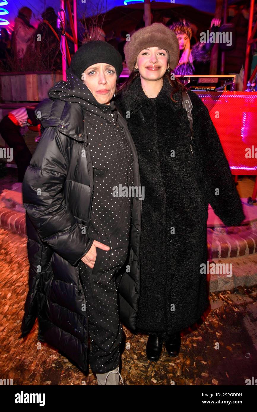 Anna Thalbach und Nellie Thalbach Mutter tochter Schauspielerin zu Gast auf der Medienboard Party im Holzmarkt in Berlin auf den 75.Internationale Filmfestspiele am 15.02.2025 in Berlin Deutschland *** Anna Thalbach und Nellie Thalbach Mutter-Tochter-Schauspielerinnen als Gäste auf der Medienboard Party am Holzmarkt in Berlin beim 75. Internationalen Filmfestival Berlin am 15. Februar 2025 in Berlin Berlin Stockfoto
