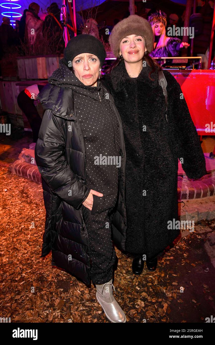 Anna Thalbach und Nellie Thalbach Mutter tochter Schauspielerin zu Gast auf der Medienboard Party im Holzmarkt in Berlin auf den 75.Internationale Filmfestspiele am 15.02.2025 in Berlin Deutschland *** Anna Thalbach und Nellie Thalbach Mutter-Tochter-Schauspielerinnen als Gäste auf der Medienboard Party am Holzmarkt in Berlin beim 75. Internationalen Filmfestival Berlin am 15. Februar 2025 in Berlin Berlin Stockfoto