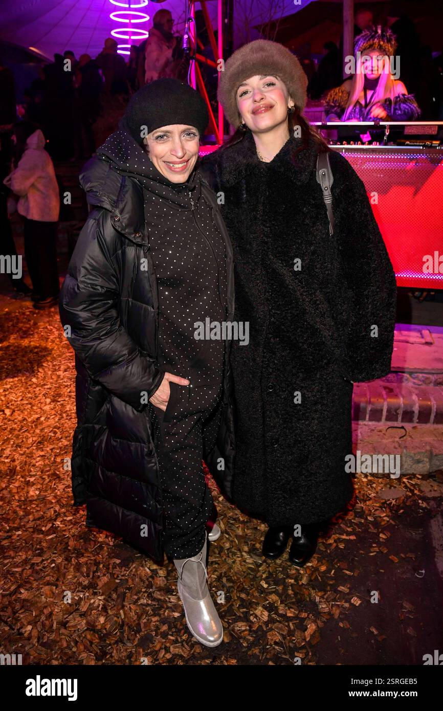 Anna Thalbach und Nellie Thalbach Mutter tochter Schauspielerin zu Gast auf der Medienboard Party im Holzmarkt in Berlin auf den 75.Internationale Filmfestspiele am 15.02.2025 in Berlin Deutschland *** Anna Thalbach und Nellie Thalbach Mutter-Tochter-Schauspielerinnen als Gäste auf der Medienboard Party am Holzmarkt in Berlin beim 75. Internationalen Filmfestival Berlin am 15. Februar 2025 in Berlin Berlin Stockfoto